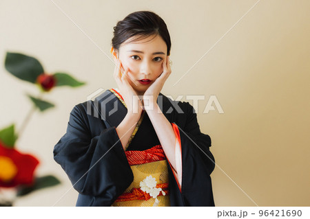 黒い振袖の女性 黒い振袖の女性 96421690