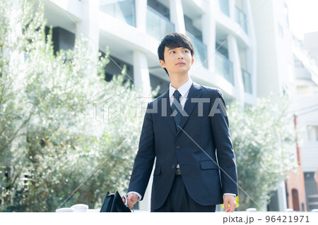 屋外を歩くビジネスマン　 96421971