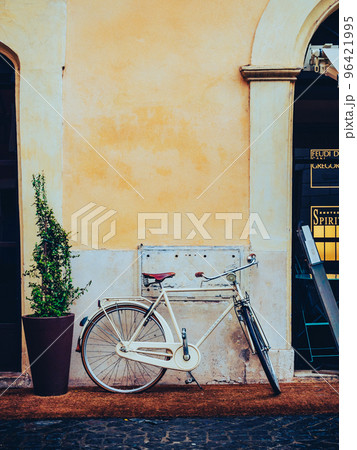 街角の自転車　ローマ 96421995