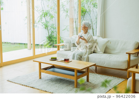 ライフスタイル　シルバーヘアの女性 96422036