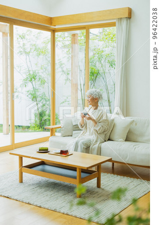 ライフスタイル シルバーヘアの女性 ライフスタイル シルバーヘアの女性 96422038