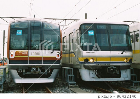 車両基地で並ぶ東京メトロ10000系と07系(10000系デビュー記念ヘッドマーク掲出) 車両基地で並ぶ東京メトロ10000系と07系(10000系デビュー記念ヘッドマーク掲出) 96422140