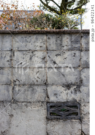 古くなって汚れたブロック塀 古くなって汚れたブロック塀 96422141