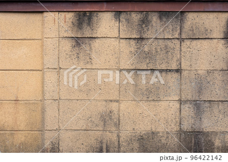 古くなって汚れたブロック塀 96422142