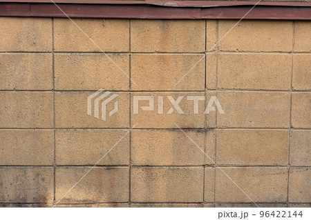 古くなって汚れたブロック塀 96422144