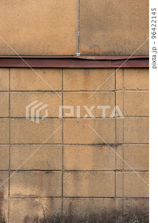 古くなって汚れたブロック塀 96422145