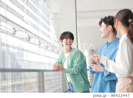 和やかに打ち合わせる3人のクリエイター_1 96422447