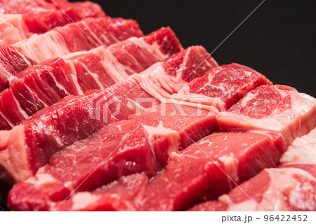 カットした牛肉のクローズアップイメージ カットした牛肉のクローズアップイメージ 96422452