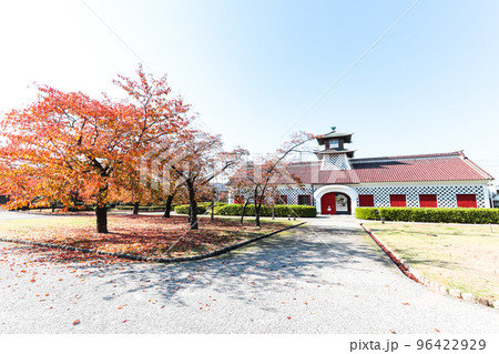紅葉と史跡旧新潟税関庁舎 (秋) 紅葉と史跡旧新潟税関庁舎 (秋) 96422929