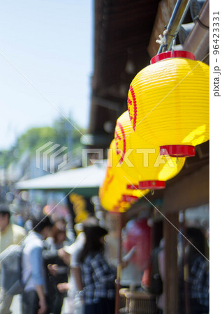 香川 金毘羅宮の参道を彩る鮮やかな黄色の提灯	 96423331