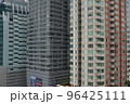 大都会のオフィスビル 96425111