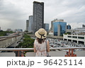 海外の風景を眺める女性の後ろ姿 96425114