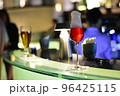 ルーフトップバーで飲むお洒落なカクテル 96425115