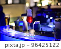 ルーフトップバーで注文したお洒落なカクテル 96425122
