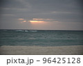 夕暮れ時の綺麗な海と砂浜 96425128