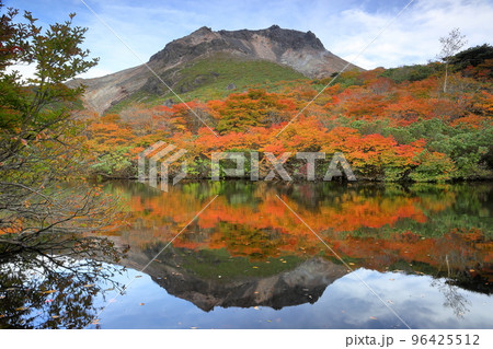 栃木県那須郡那須町　那須岳ひょうたん池に映る茶臼岳と紅葉 96425512