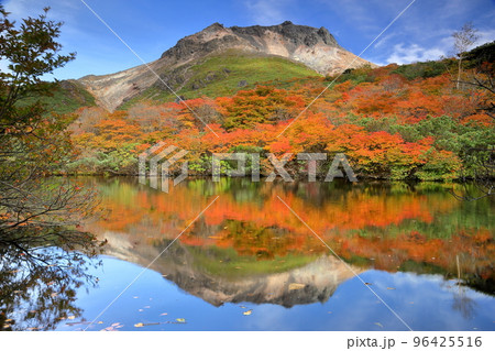 栃木県那須郡那須町　那須岳ひょうたん池に映る茶臼岳と紅葉 96425516