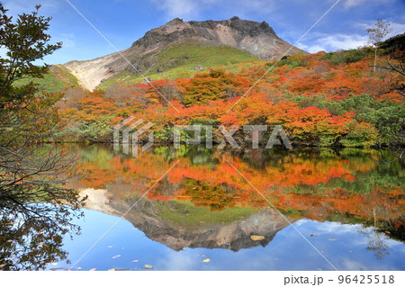 栃木県那須郡那須町　那須岳ひょうたん池に映る茶臼岳と紅葉 96425518