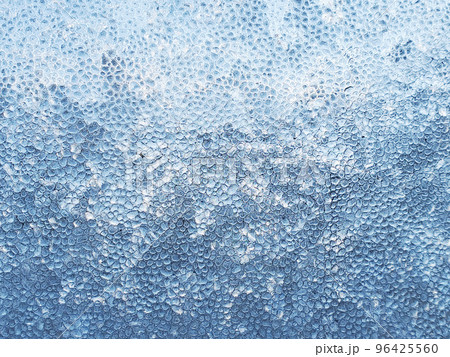 氷点下の寒さに凍りついた窓ガラスの結露 96425560