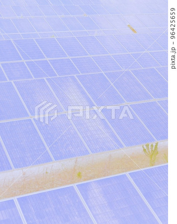 太陽光パネルのある風景。イラスト風の写真。 96425659
