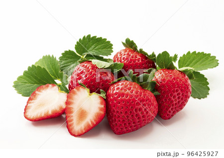 白バックで葉を添えたイチゴ 白バックで葉を添えたイチゴ 96425927