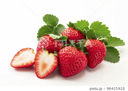 白バックで葉を添えたイチゴ 96425928