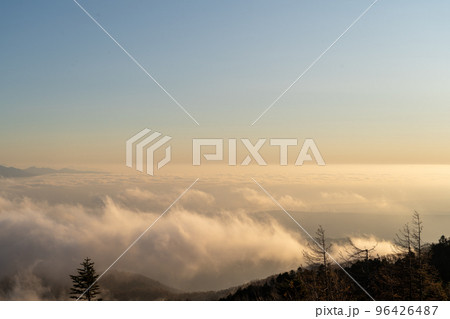早朝の雲海　長野県・美ヶ原 96426487