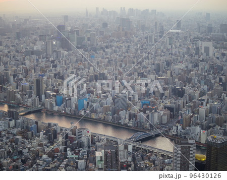 東京スカイツリーからの晩秋の眺め 墨田川と駒形橋 96430126