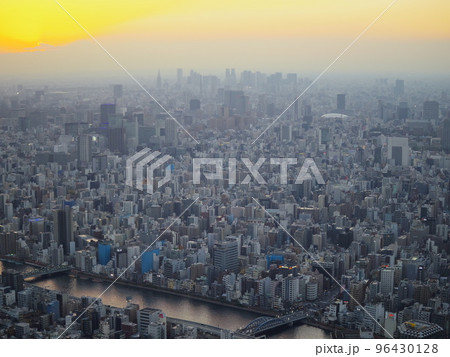 東京スカイツリーからの晩秋の眺め 新宿方面夕景 東京スカイツリーからの晩秋の眺め 新宿方面夕景 96430128