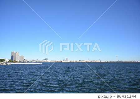 神奈川県横浜 新港付近から海を見た風景 神奈川県横浜 新港付近から海を見た風景 96431244