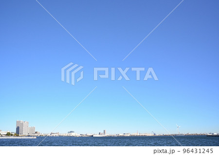 神奈川県横浜 新港付近から海を見た風景 96431245