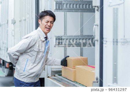 腰痛の男性作業員 96431297