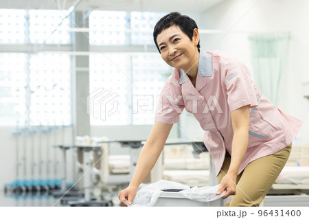 清掃をする女性 96431400