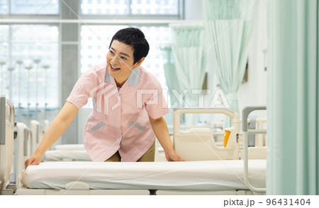 ベッドメイクをする女性 ベッドメイクをする女性 96431404