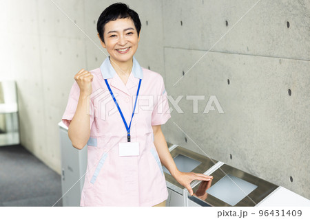 清掃をするミドル女性 96431409