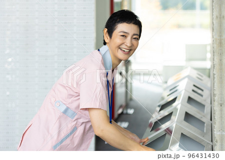 清掃をするミドル女性 清掃をするミドル女性 96431430