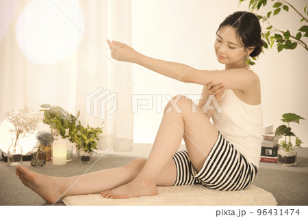スキンケアをする若い女性 96431474