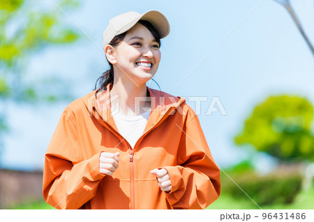 笑顔でジョギングをする若い女性 96431486