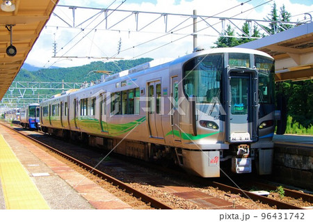 泊駅 あいの風とやま鉄道521系とえちごトキめき鉄道ET122形 泊駅 あいの風とやま鉄道521系とえちごトキめき鉄道ET122形 96431742