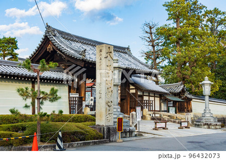 京都洛西の秋 日本最大の禅寺 妙心寺 南総門 京都洛西の秋 日本最大の禅寺 妙心寺 南総門 96432073