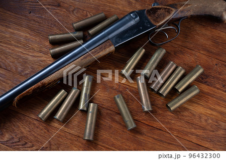 Antique 16-gauge break-action smooth-bored shotgun with cartridges. 96432300