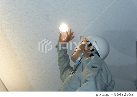 管球交換する作業員 96432958