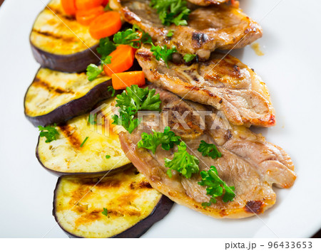 Broiled lamb loin chops with eggplant Broiled lamb loin chops with eggplant 96433653