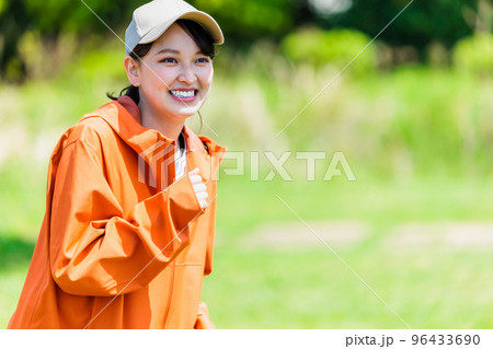 笑顔でジョギングをする若い女性 96433690