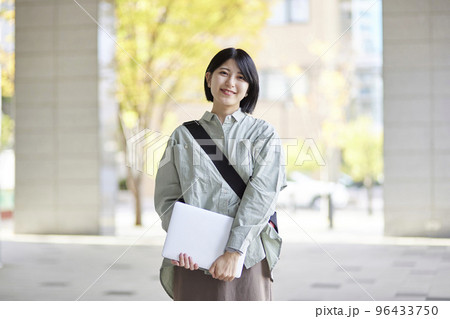 キャンパスライフを楽しむ若い日本人の大学生 キャンパスライフを楽しむ若い日本人の大学生 96433750