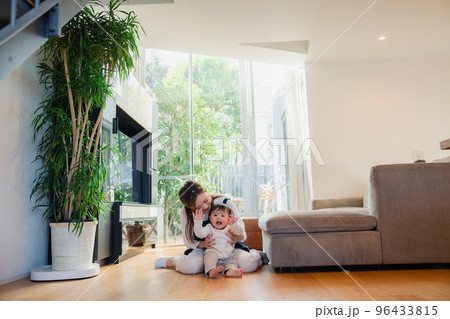 赤ちゃんの面倒を見るベビーシッター 96433815