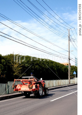 (秋風景)収穫が終わった晩秋の公道 (秋風景)収穫が終わった晩秋の公道 96434498