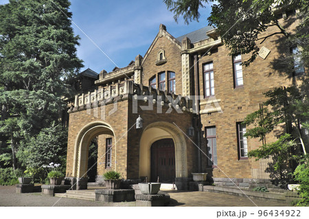 車寄せのあるレンガ造りの西洋建築(旧前田侯爵邸洋館) 車寄せのあるレンガ造りの西洋建築(旧前田侯爵邸洋館) 96434922