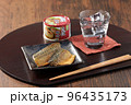 鯖味付け缶と日本酒① 96435173