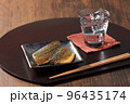 鯖味付けと日本酒① 96435174